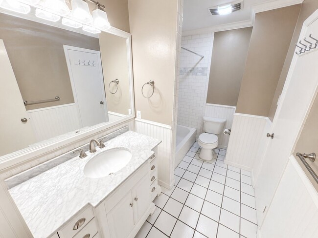 Building Photo - Shreveport Townhome!