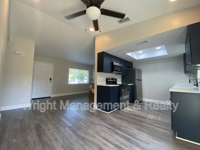 Building Photo - 206 St Petersburg Dr E