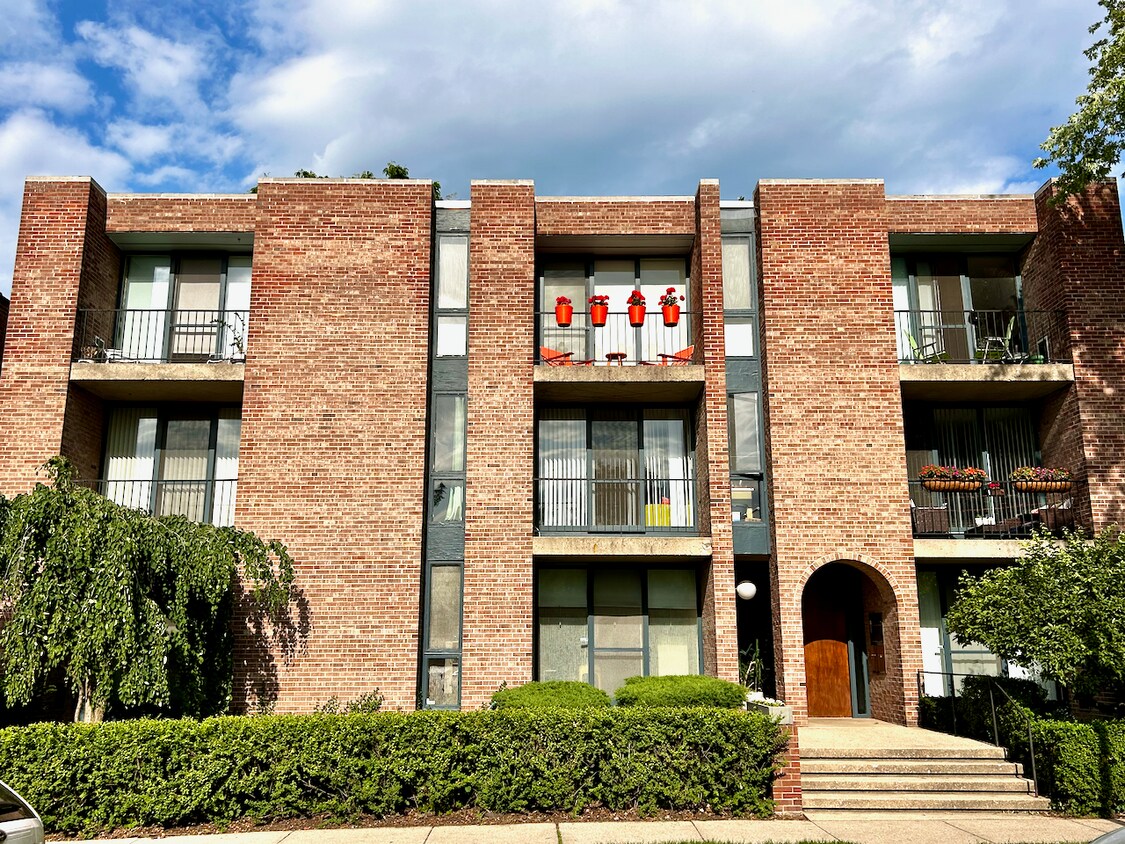Exterior - 5435 N Artesian Ave