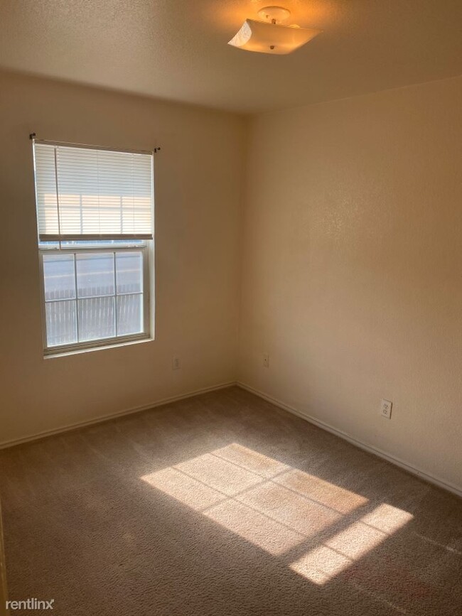 Building Photo - 2 br, 1.5 bath Townhome - 4204 Alan Kent Dr C
