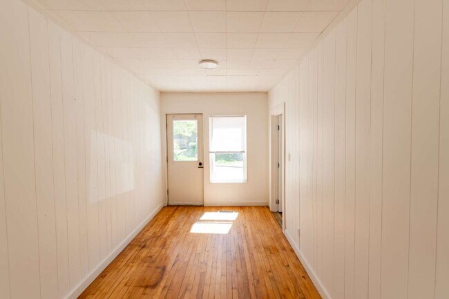 Foto del edificio - Spacious 2BR in Auburn with Off-Street Parking | $1,575 | AVAILABLE NOW