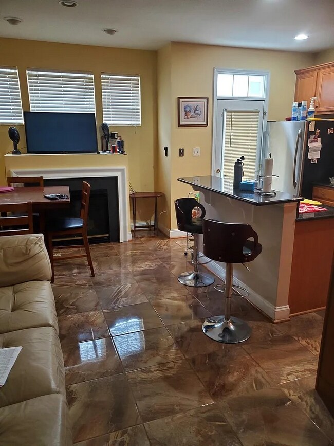 Cocina/sala de estar con chimenea - 11808 Oxbridge Dr