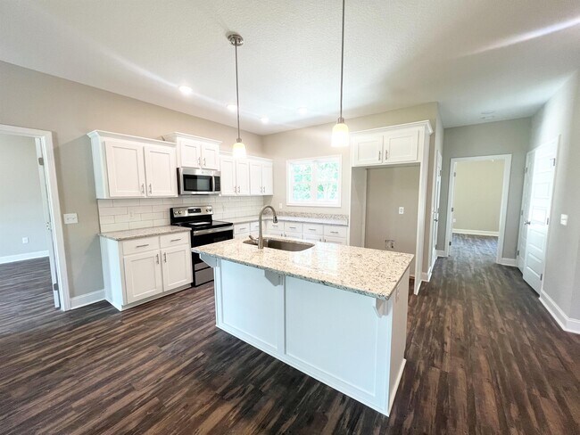 Building Photo - 203 Silverthorn Dr