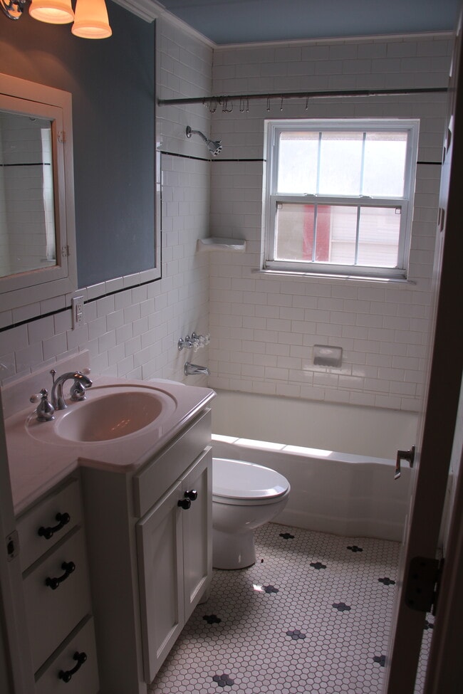 Main Bath - 3716 Collinwood Ave