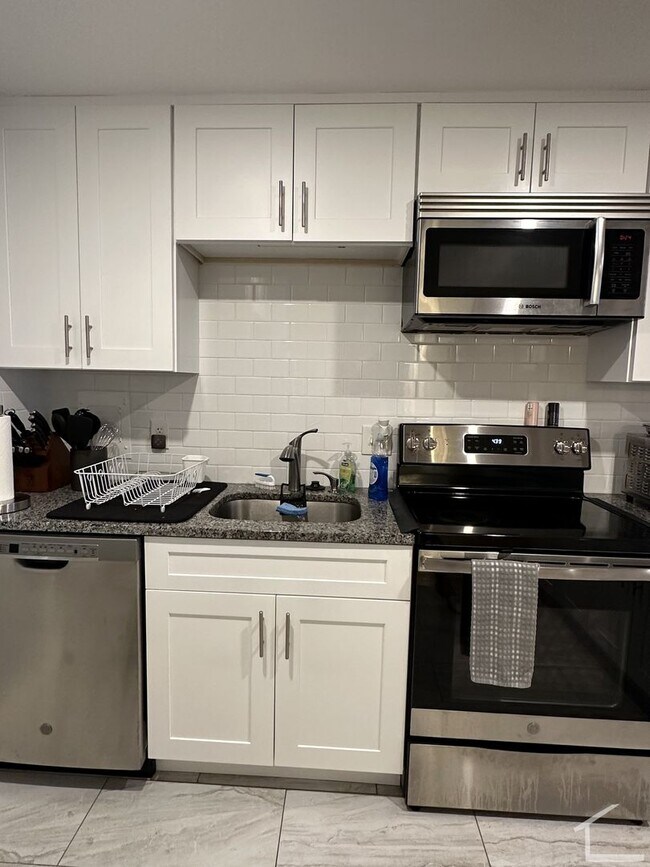 Building Photo - Great, Renovated 1-bed in Brighton