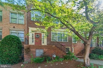 Building Photo - 727 N Vermont St