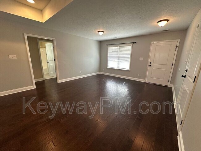 Foto del edificio - 5023 Trickling Creek Dr