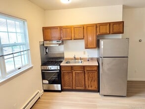 Building Photo - 2 Rockland Ave N