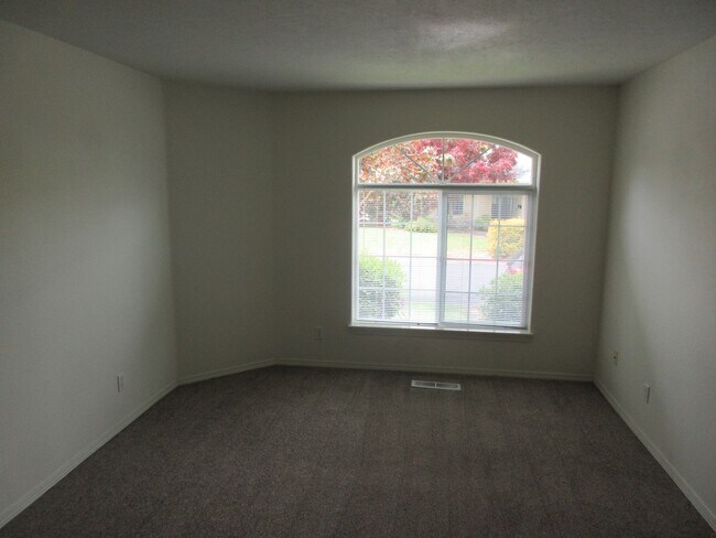 Foto del edificio - Three Bedroom Home in Golf Course Estates
