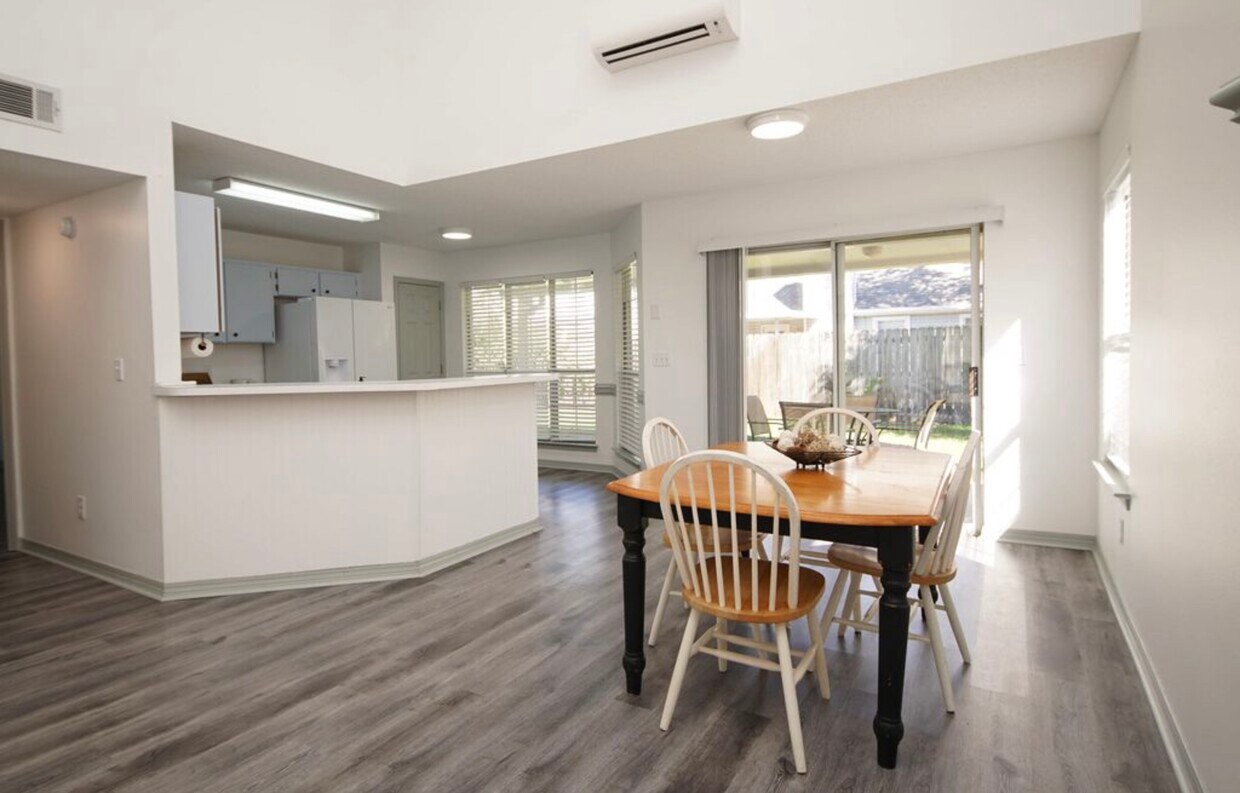 Building Photo - 10 2nd St