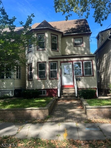 Primary Photo - 27 Llewellyn Ave