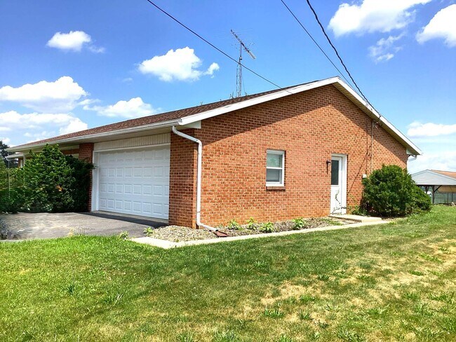 Foto del edificio - Spacious 3-Bed, 2.5-Bath Ranch-Style Home with Garage & Patio