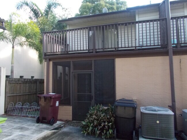 Foto del edificio - 2/2.5 Duplex For Rent at 1915 E. Central B...