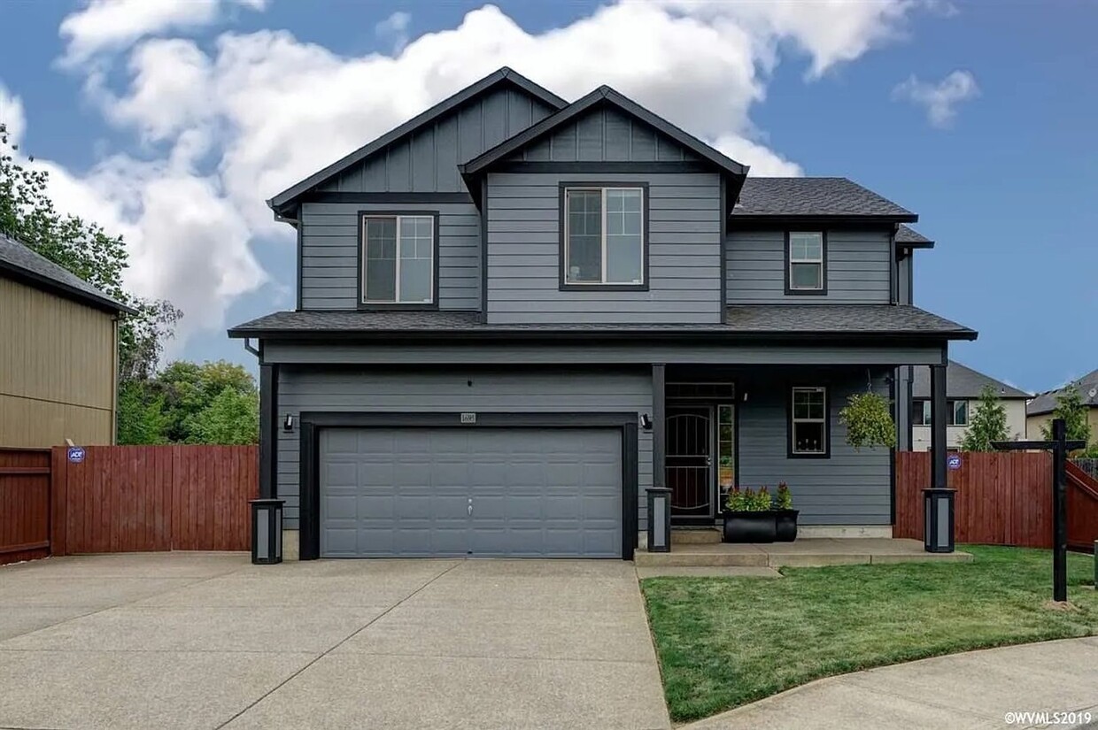 Foto principal - Two Story Home in NE Salem