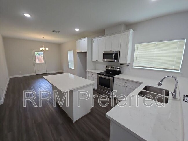 Foto del edificio - 8235 Locksley Rd