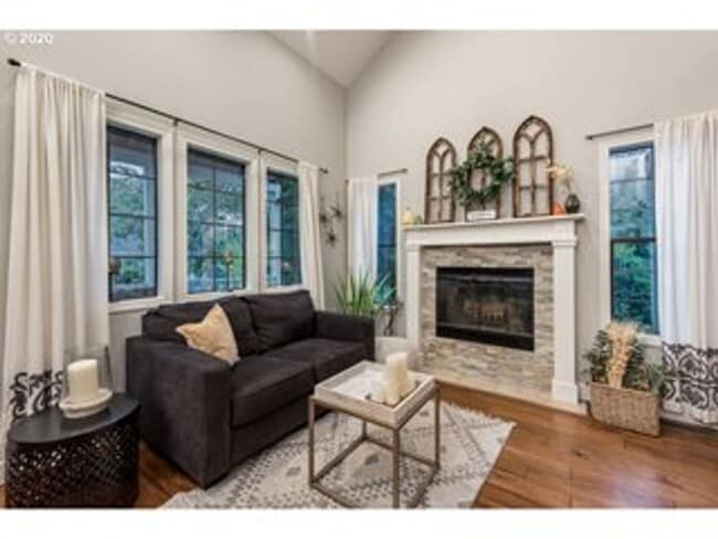 Building Photo - Stunning 5 bedroom home in desirable SW PDX now available for long term lease!