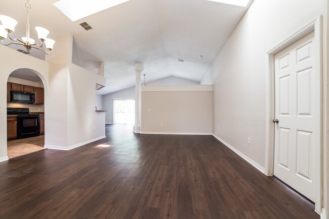 Building Photo - 2372 Queenswood Cir