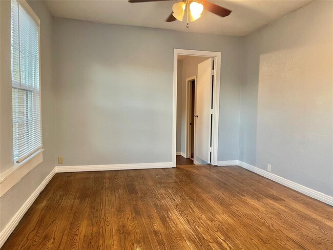 Building Photo - 4813 Sandage Ave