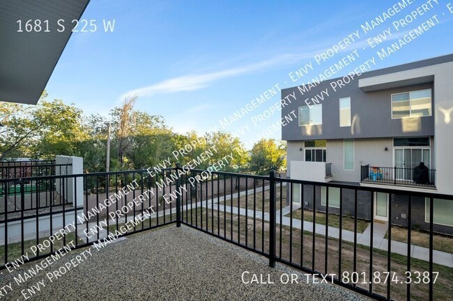 Foto del edificio - Beautiful 4 Bed - 3 Bath Townhome in Great...