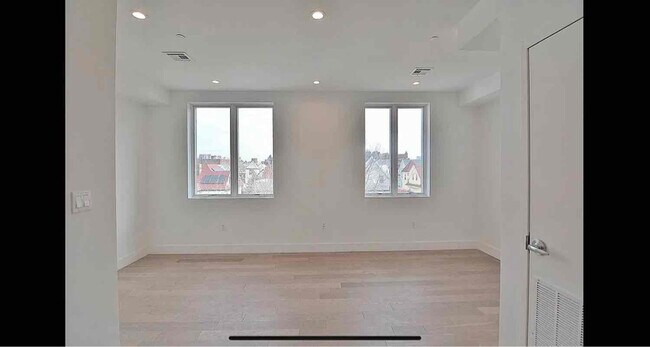 Building Photo - 1257 Rogers Ave