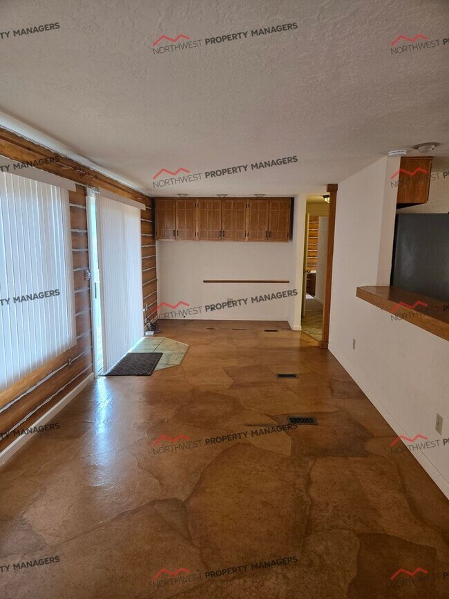 Foto del edificio - STATUS: *PENDING APPLICATION*| R66C | $1395 + $200 flat rate utility surcharge W/S/E