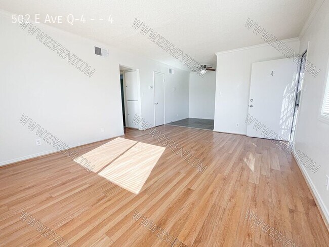 Building Photo - 2BD/ 1BTH SECOND FLOOR APARTMENT EAST PALM...