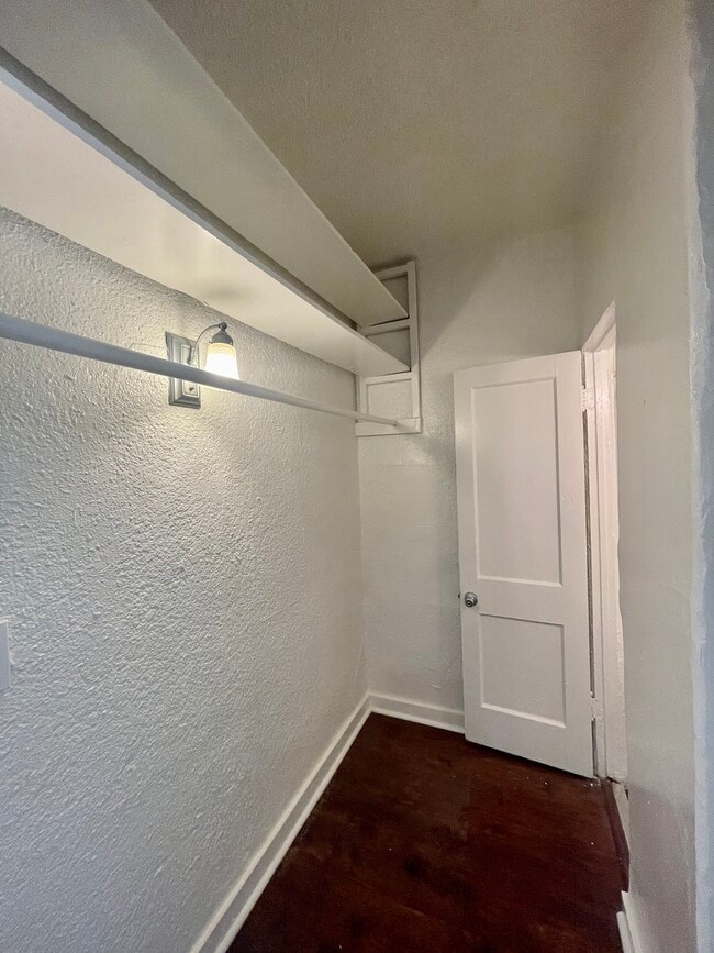 Building Photo - 726 N Van Ness Ave