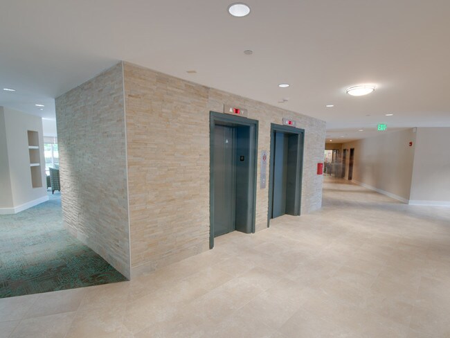 Acceso con ascensor para vivienda de un solo nivel - Linden Park Apartments (Seniors 62+)