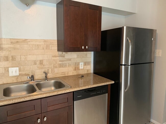 Photo - 1920 W Sanford St Apartment