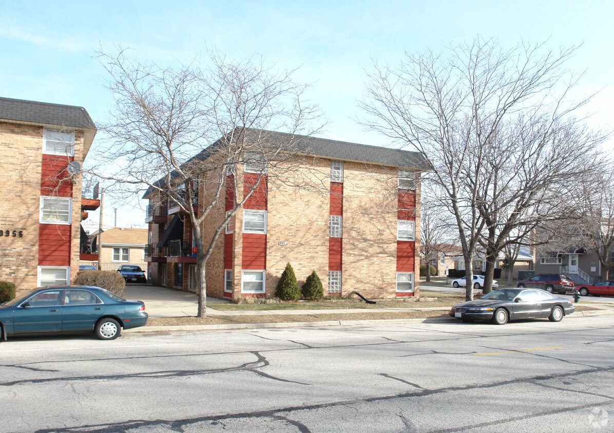 Building Photo - 9950 W Belmont Ave
