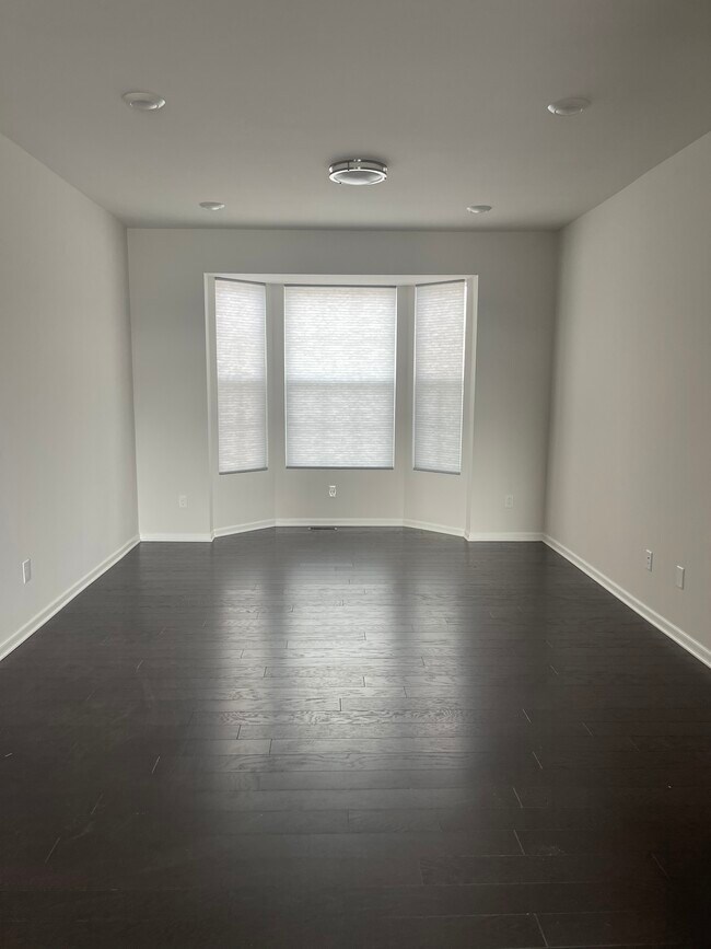 Grand room with bay windows - 49641 Cherry Hill Rd