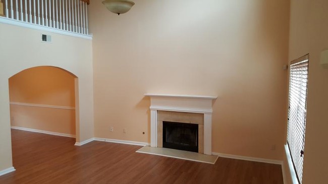 Building Photo - 2460 Lake Royale Dr