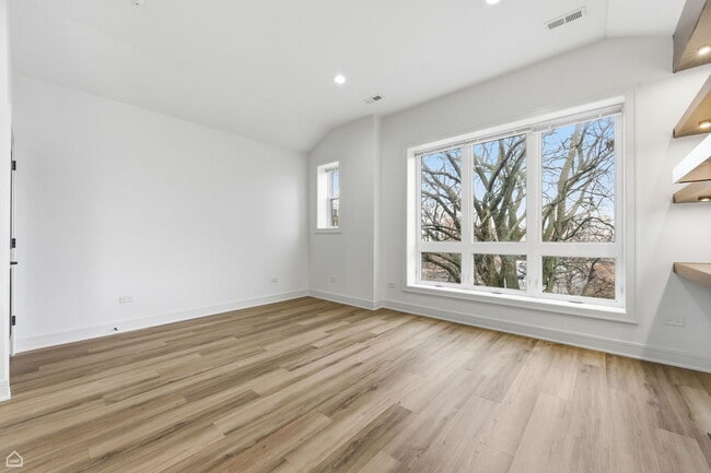 Building Photo - 861 E 63rd Pl