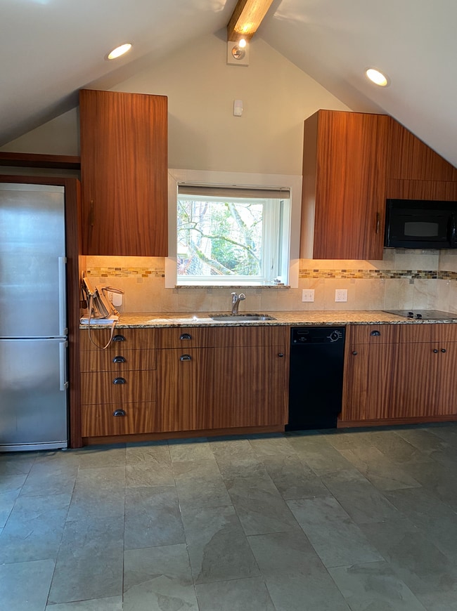 Building Photo - Beacon Hill Guest Cottage