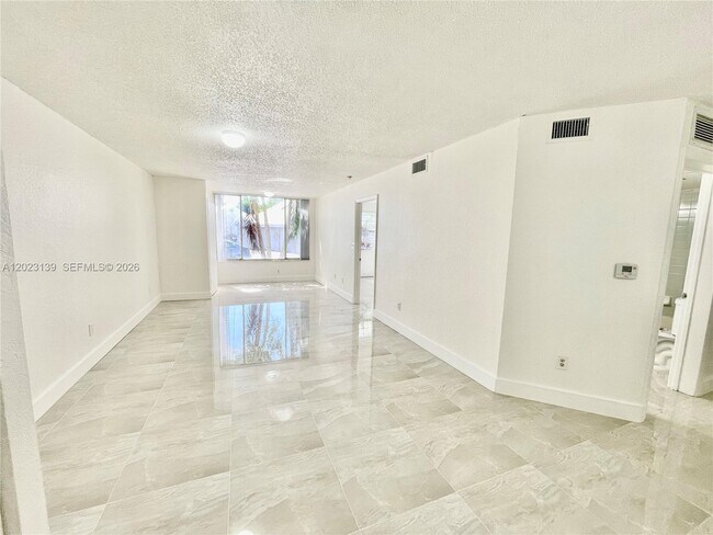 Foto del edificio - 2880 N Oakland Forest Dr