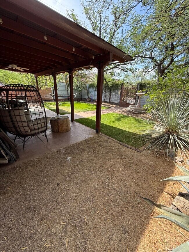 Foto del edificio - HOUSE FOR RENT