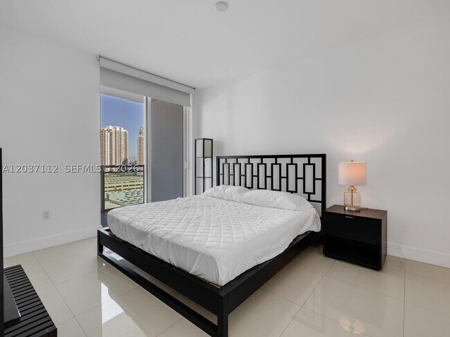 Building Photo - 950 Brickell Bay Dr