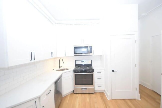 Building Photo - 1325 W 18th St