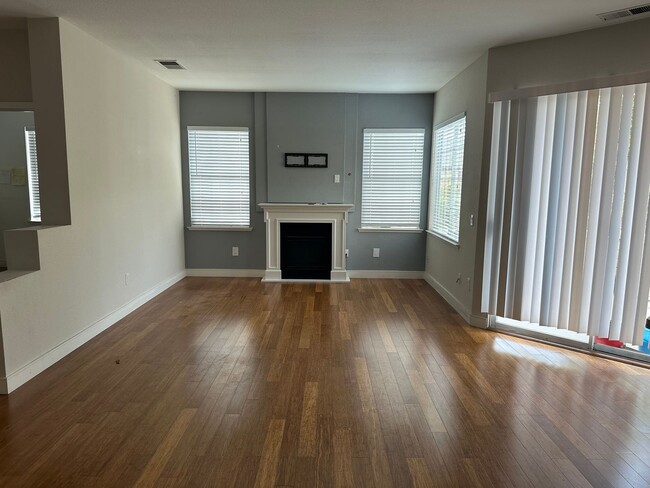 Building Photo - 2 bed 2 Bath Available NOW!!! Garage and A...