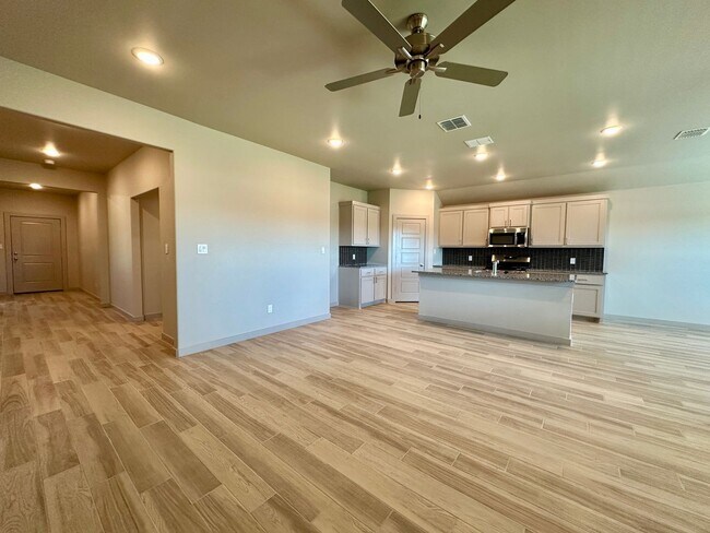 Building Photo - Brand New 3Bed/2Bath Available! 1,749 sq f...