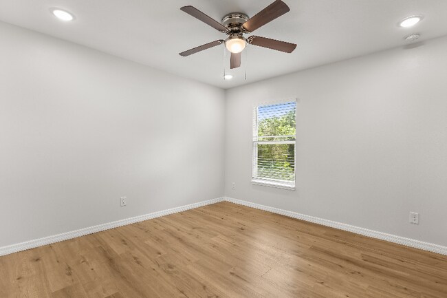 Foto del edificio - 1325 Cloverlawn Ave