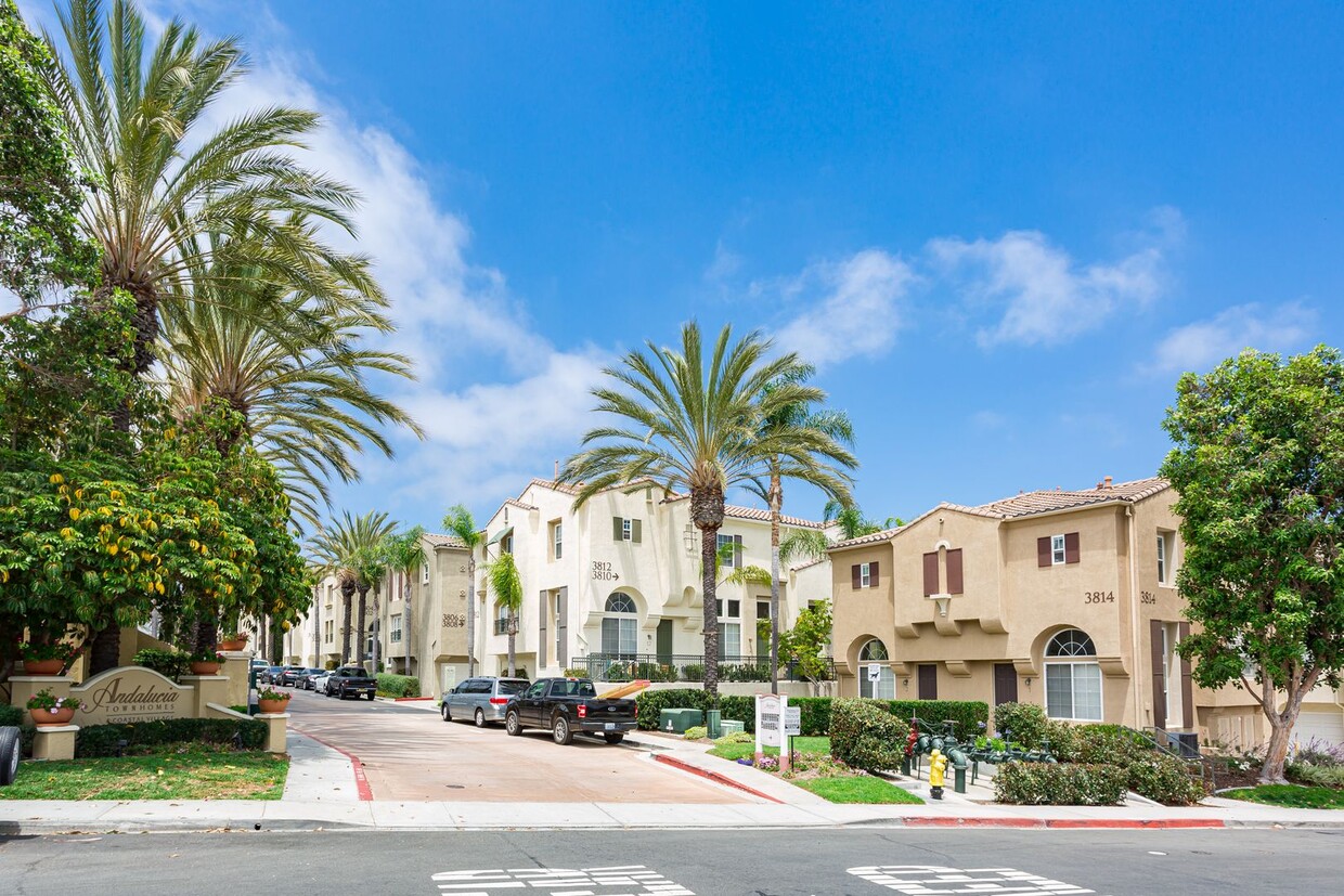 Foto principal - Townhome in Carmel Valley