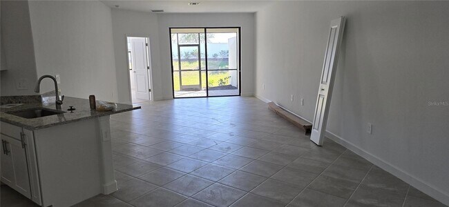 Foto del edificio - 15810 Sunny Day Dr