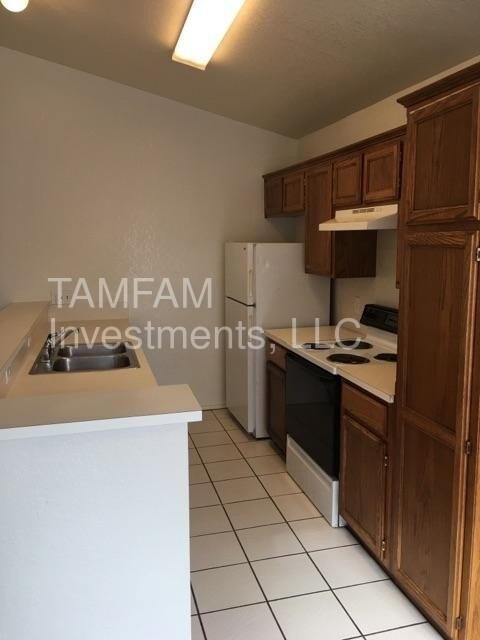 Building Photo - Three Bedroom Duplex - Great Location!