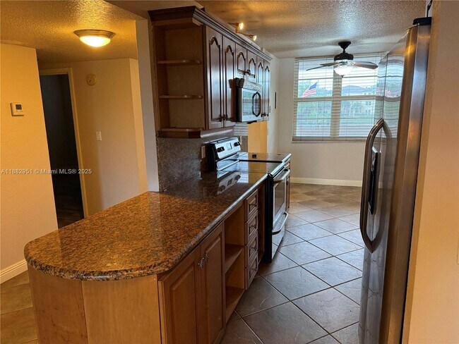 Building Photo - 250 Jacaranda Dr
