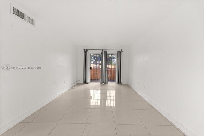 Foto del edificio - 8990 SW 24th St