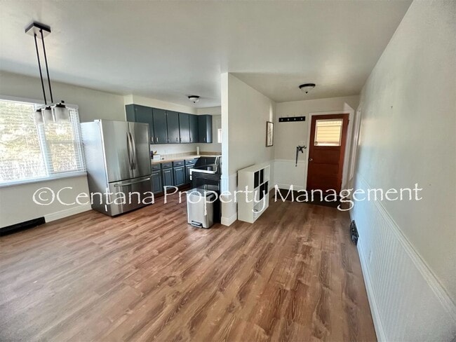 Building Photo - Large 2 bedroom house with an oversized ga...