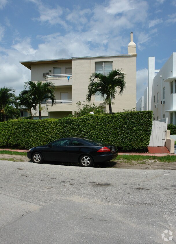 Building Photo - 2436 Flamingo Dr