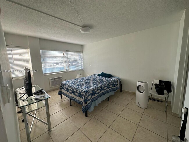 Foto del edificio - 220 Kings Point Dr