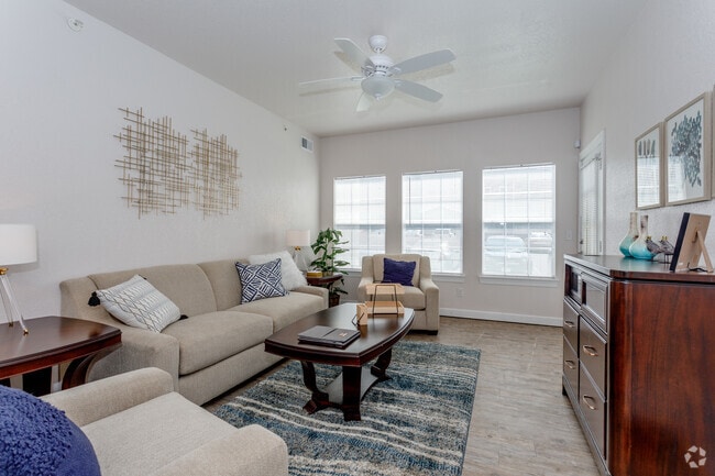 2BR, 2BA - 1012 SF - The Pointe on College